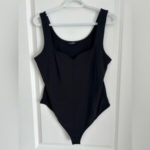 DYNAMITE GORGEOUS BLACK SCALLOPED NECKLINE bodysuit, LIKE NEW, size L